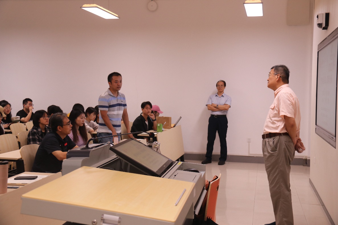 会议室里的人们描述已自动生成